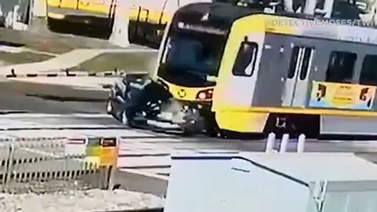 O maşină a fost lovită în plin de tren, şoferul a supravieţuit miraculos. Totul a fost filmat, imaginile sunt teribile VIDEO