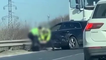 Poliţistă filmată în timp ce loveşte cu piciorul în cap un şofer, pe Autostrada Soarelui! Motivul pentru care a intervenit VIDEO