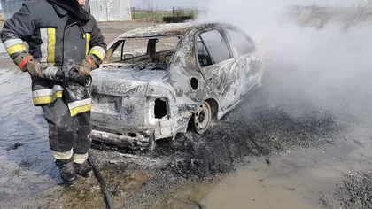 Cadavru carbonizat, descoperit într-o maşină care a luat foc