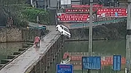 Ghinion! Tipul ăsta a căzut cu maşina într-un râu la 10 minute după ce şi-a luat permisul de conducere VIDEO