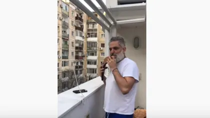 Damian Drăghici, aplaudat de vecini, după ce le-a cântat la balcon: 