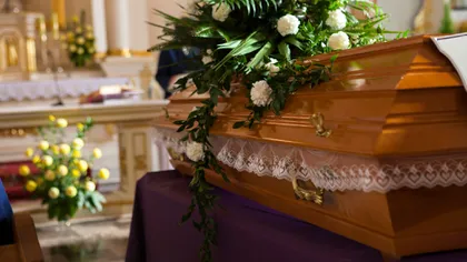 Momente sfâşietoare pentru o româncă venită din Italia, la înmormântarea mamei. A fost pusă la izolare şi nu a putut merge la funeralii