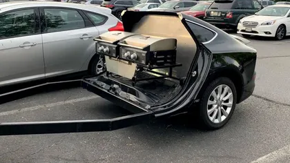 Un şofer şi-a tăiat maşina şi a transformat partea din spate în grătar