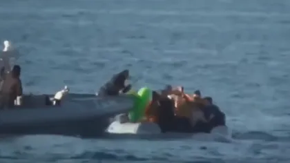 Paza de coastă din Grecia trage asupra unei bărci pneumatice pline de imigranţi VIDEO ŞOCANT
