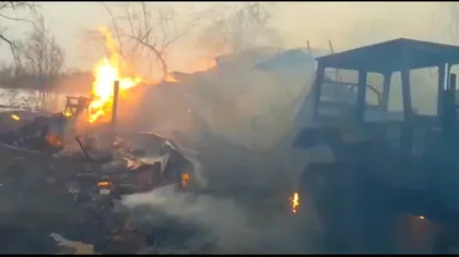 Incendiu violent la o fabrică din Argeş. Zeci de pompieri intervin la faţa locului