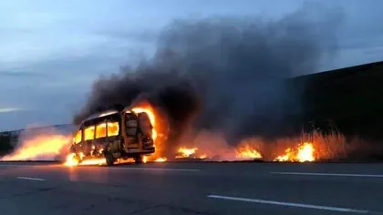 Un microbuz cu 10 pasageri a luat foc pe un drum din Iaşi. Maşina s-a făcut scrum VIDEO