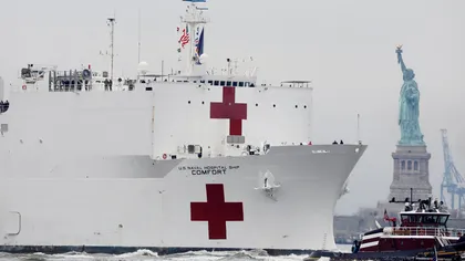 Imagini impresionante cu nava spital americană ajunsă la New York. Vaporul e pregătit să preia 1.000 de bolnavi