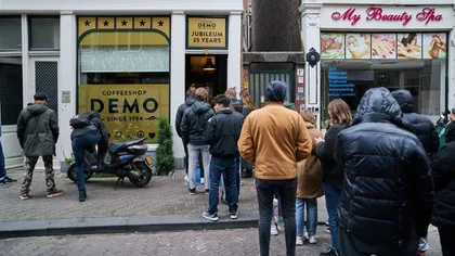 FOTO Cozi imense pentru marijuana în Olanda. Batavii stau ore în şir pentru a-şi face provizii