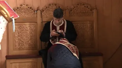 Un preot din Năvodari, filmat în timp ce butona telefonul în timpul spovedaniei: 
