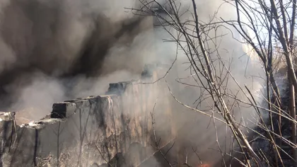 Incendiu la o clădire din Bucureşti. Garda de Mediu, solicitată la faţa locului. Nor uriaş de fum în Capitală FOTO