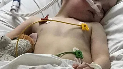 O mămică a publicat o imagine cu fiul ei bolnav critic în spital, după ce coronavirusul l-a determinat să dezvolte pneumonie