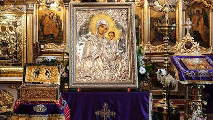 SEMN DIVIN. Plânge icoana Maicii Domnului cu Pruncul Iisus Hristos de la Mănăstirea Frăsinei FOTO