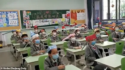 Elevii din China poartă pălării de un metru pentru a păstra distanţarea socială