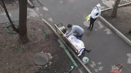 VIDEO Momentul în care o femeie moare pe o bancă din apropierea casei sale la scurt timp de la externarea din spital