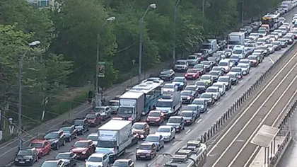 Aglomeraţie în traficul din Bucureşti, înainte de relaxarea restricţiilor. 