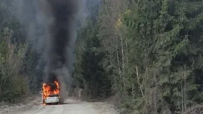 Un autobuz care transporta 20 de muncitori la uzina Cupru Min a luat foc. Autovehiculul a ars ca o torţă