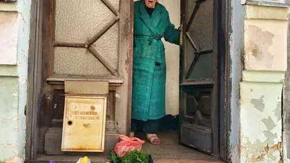 O bătrână de 90 de ani s-a trezit cu plasele pline de mâncare în faţa uşii. Reacţia fabuloasă a femeii VIDEO