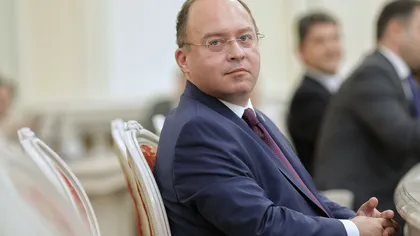 Apariţie extrem de elegantă a ministrului de Externe al României. Cum a fost fotografiat Bogdan Aurescu la ieşirea dintr-o clinică