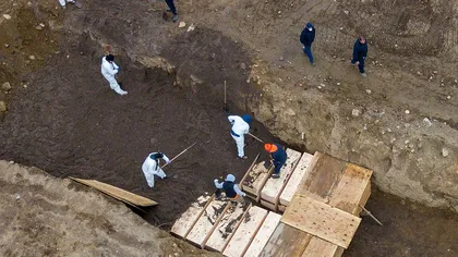 Deţinuţii le sapă mormintele celor care mor de COVID-19. Imagini terifiante de pe insula cimitir FOTO şi VIDEO