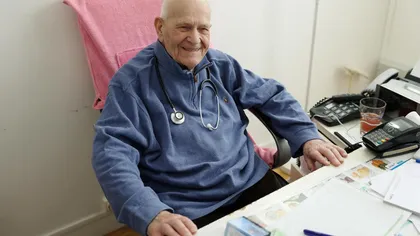 Medic de 98 de ani îşi îngrijeşte pacenţii în plină epidemie de coronavirus. VIDEO