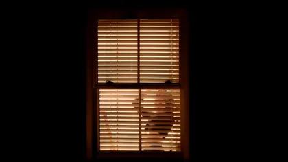 Un fotograf şi-a surprins vecinii în momente intime în timpul izolării. I-a fotografiat de la fereastra dormitorului său