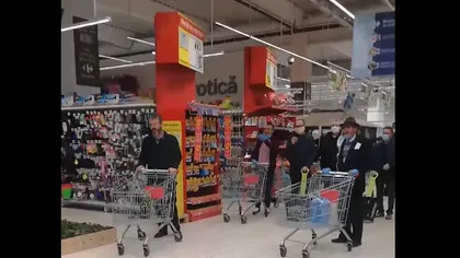 Scenă emoţionantă într-un supermarket din Piatra-Neamţ: clienţii cântă la unison 