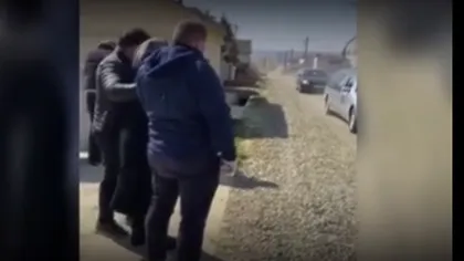 Imagini dureroase la Suceava. Copiii, în lacrimi în timp ce sicriul cu trupul tatălui este dus la cimitir VIDEO