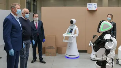 Klaus Iohannis, întâlnire de gradul zero cu roboţelul Escu, la Spitalul Modular: 