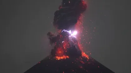 Krakatau, cel mai periculos vulcan din lume, a erupt violent. Imaginile sunt impresionante VIDEO