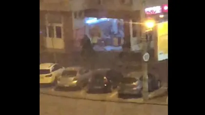 Poliţist filmat în timp ce loveşte o persoană cu piciorul pe stradă în Bucureşti. Alt agent, acuzat că a agresat un copil VIDEO