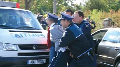 Poliţişti bătuţi cu pumni, lopeţi şi sticle şi ameninţaţi cu moartea de un grup de romi cărora le-au stricat petrecerea