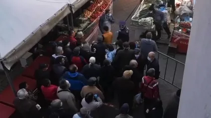 Cozi de sute de metri la intrarea în pieţe în Joia Mare VIDEO