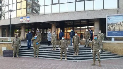 Armata nu reuşeşte să facă ordine în Spitalul Suceava. Pacienţii sunt ţinuti cu orele în ambulanţe