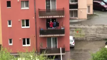 După modelul italian, un tânăr din Cluj a scos boxele pe balcon şi a dat muzica la maximum. Cum au reacţionat vecinii şi Poliţia Locală