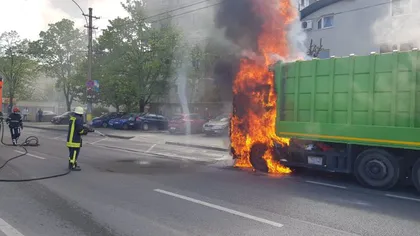 Camion în flăcări în Cluj-Napoca. Şoferul a reuşit să se salveze în ultima clipă