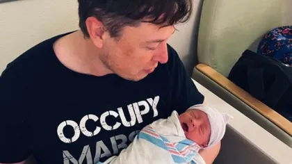 Elon Musk şi cântăreaţa Grimes au modificat numele primului copil al cuplului. Cum se va numi băieţelul
