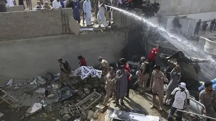 Un nou bilanţ în urma accidentului aviatic din Pakistan. 97 de persoane şi-au pierdut viaţa, iar alte două au supravieţuit