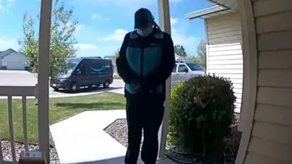 Imagini emoţionante! Un curier s-a oprit în faţa uşii şi a început să se roage pentru copilul bolnav al clienţilor - VIDEO
