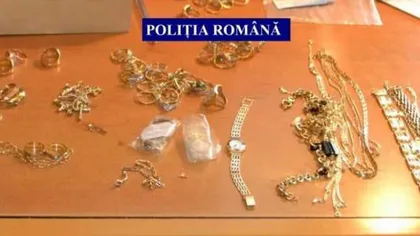 Două kilograme de bijuterii şi bani confiscaţi de la cămătarii din Bistriţa