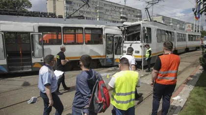 VIDEO Momentul în care două tramvaie se ciocnesc în trafic în zona Şura Mare din Bucureşti. Accidentul filmat de o cameră de bord