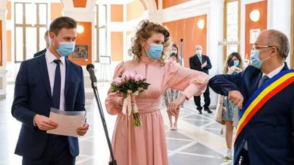 Doi tineri din Cluj s-au căsătorit în vreme de pandemie! Salutul neobişnuit cu care îi întâmpină Emil Boc