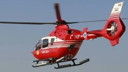 Un bărbat a fost preluat în stare gravă de elicopterul SMURD după ce a căzut de pe casă