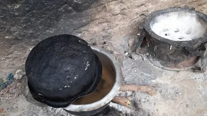 O femeie rămasă văduvă găteşte pietre pentru cei opt copii ai ei, după ce a rămas fără locul de muncă din cauza pandemiei - FOTO