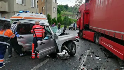 Grav accident rutier în Reşiţa. Un poliţist a decedat după ce a intrat cu maşina într-un TIR