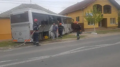 Autocar cu 20 de persoane, implicat într-un accident