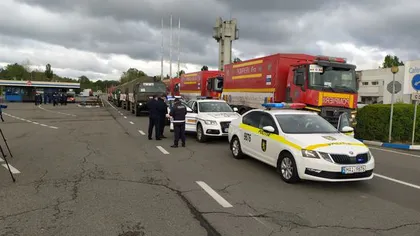 Convoiul cu ajutoare din România, întâmpinat cu aplauze şi steaguri tricolore la graniţa cu Moldova. Imagini emoţionante VIDEO