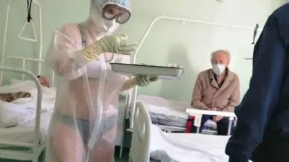 O asistentă în bikini a devenit vedetă pe internet. Cum le alină suferinţa bolnavilor de coronavirus FOTO