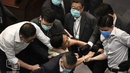 Haos în Parlament, bătaie ca-n filme între deputaţii din Hong Kong. Imaginile fac înconjurul lumii VIDEO