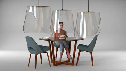 Ingenios! Un designer francez a găsit soluţia perfectă pentru respectarea măsurii de distanţare în restaurante: clopotele de plexiglas