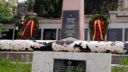 Gafă uluitoare a Armatei la Cimitirul eroilor români din Turda. Au dat onorul la monumentul soldaţilor sovietici